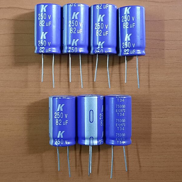 Set 7 condensatori 82 uF, 250v